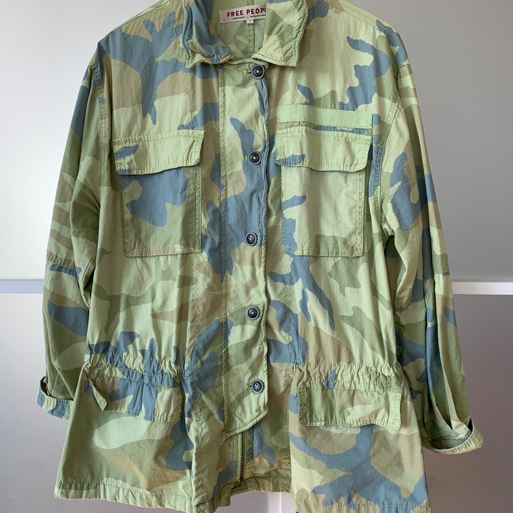 FREE PEOPLE Lightweight Camo Jacket In light green, Sz. M
